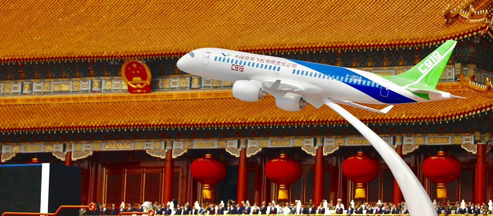 C919大型客機模型亮相新中國成立70周年慶?；顒?dòng).jpg