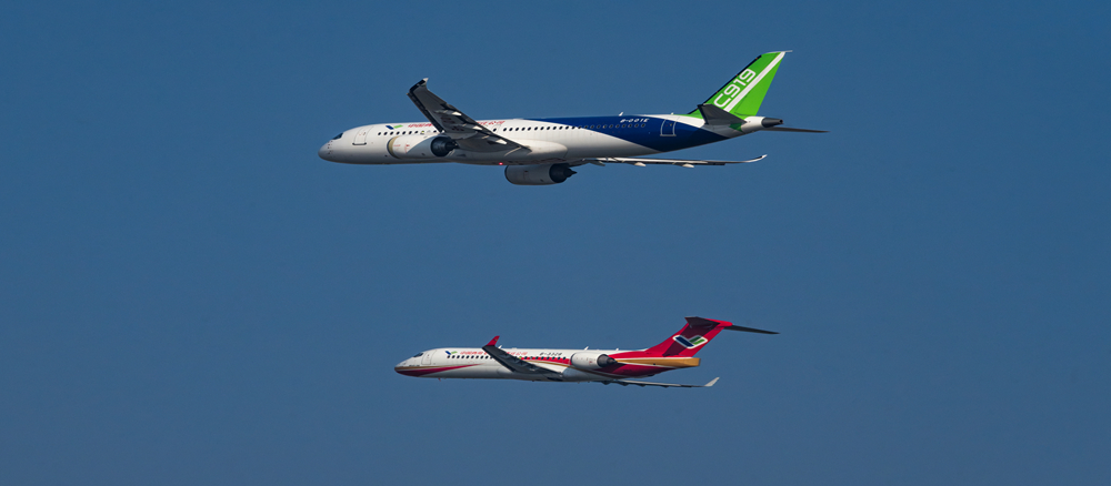 C919飛機首次飛抵拉薩，與正在進(jìn)行演示飛行的ARJ21飛機相聚在“世界屋脊”青藏高原_副本.jpg